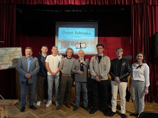 Młodzież i wychowawcy podczas Dnia Sybiraka