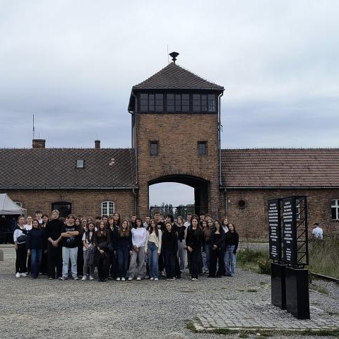 WIZYTA UCZNIÓW KLAS MATURALNYCH W MIEJSCU PAMIĘCI AUSCHWITZ - BIRKENAU